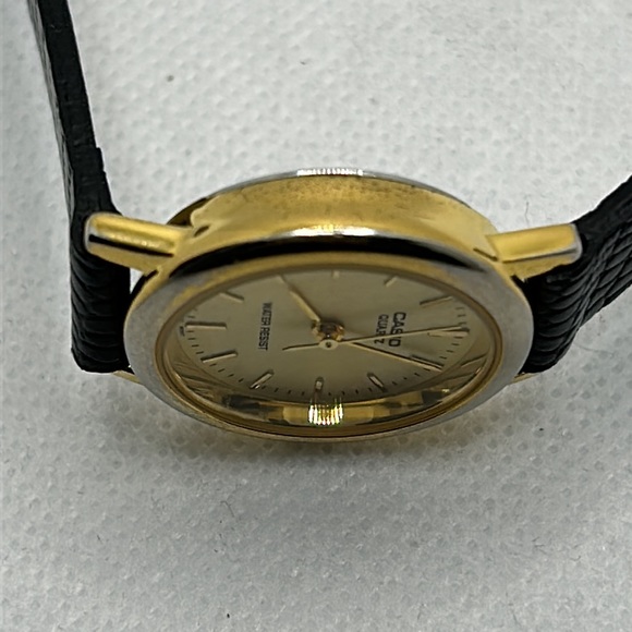 Classic Ladies Casio Watch- fits larger wrists - Picture 6 of 13